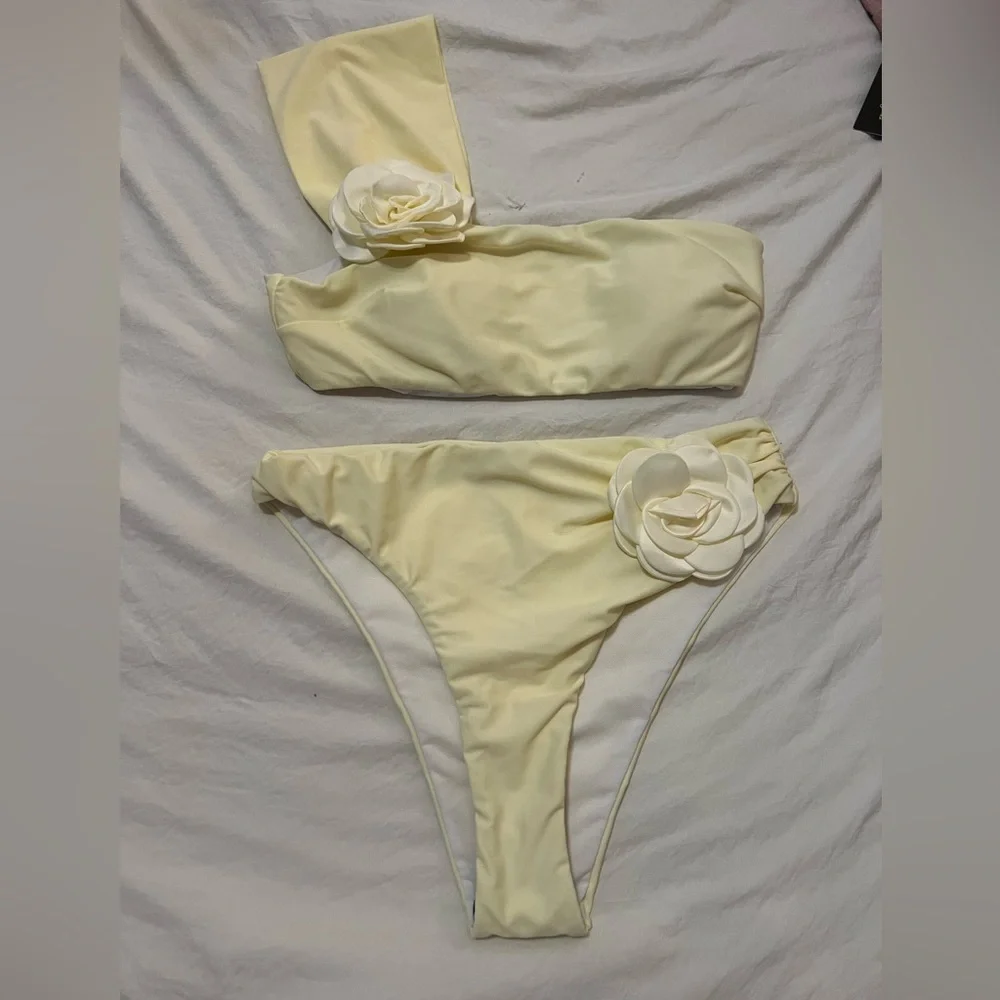 NWT Elegant Yellow One-Shoulder Bikini - Picture 2 of 3